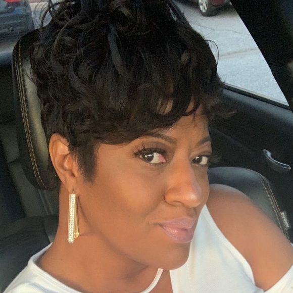 Meet your Posher, Cassandra - Picture 2 of 2